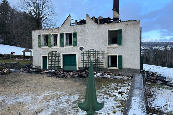 La maison dite "Lamartine" près de Morez dans le Jura ravagée par un incendie le 9 décembre 2024.