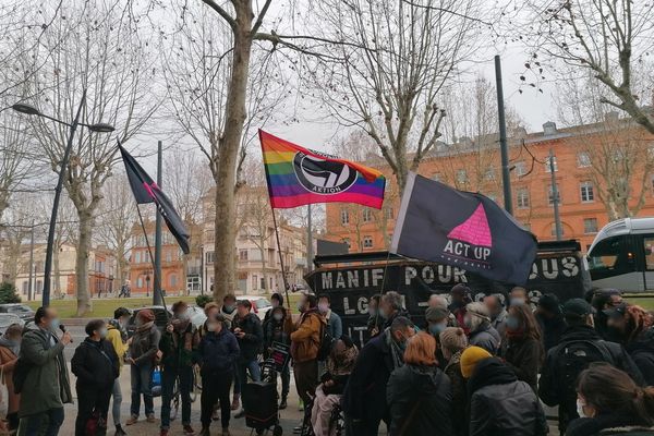 Face à face tendu entre les militants d'Act up et ceux de la Manif pour tous