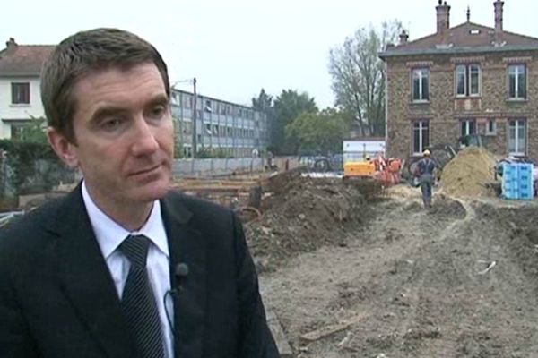 Stéphane Gatignon sur l'un des chantiers de Sevran. Avant sa grève de la faim il avait interpellé le gouvernement sur la nécessité d'une aide supplémentaire pour sa commune.