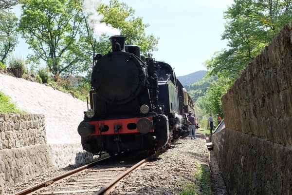 Un train touristique est entré en collision avec une voiture à Saint-Amandin dans le Cantal. 