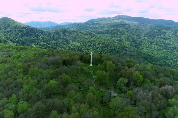 Vue aérienne du Hartmannswillerkopf, le "Vieil Armand".