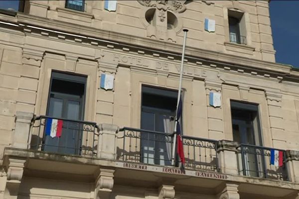 Les drapeaux de la mairie de Gardanne sont en berne.