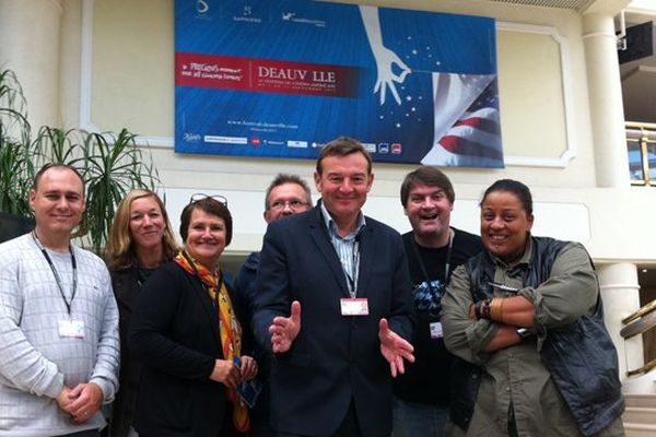 Le monteur Vincent Potel, les journalistes Stéphanie Lemaire, Sabine Daniel, Bertrand Goulet, Jacques Perrotte, et les ingénieurs du son Fabrice Uguen et Joss Minfir