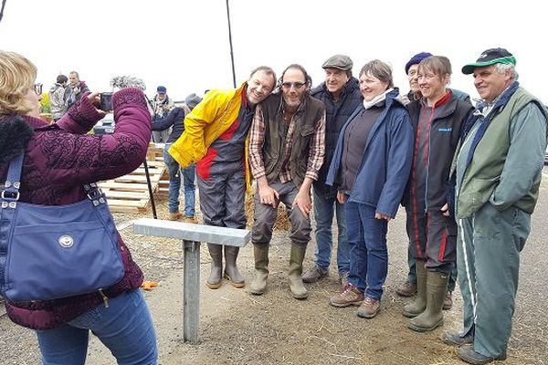 Petite photo souvenir avec les acteurs du film et les agriculteurs