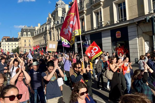 Plus de 3 000 manifestants défilent à Rennes à l'appel des syndicats.