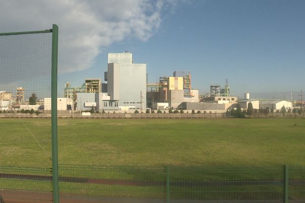 Le site Arkema à Pierre-Bénite, une vue imprenable depuis le stade de la commune.