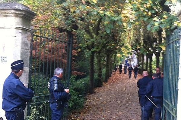 Des demandeurs d'asile occupent une maison située chemin des Petites-Roches, depuis l’été 2012. Leur évacuation a débuté tôt ce mercredi 2 octobre 2013.