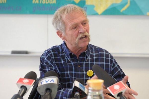 José Bové lors de la conférence de presse à Montréal