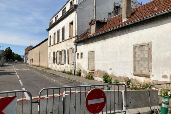 Des tuiles sont tombées sur la route, et auraient endommagé une voiture.