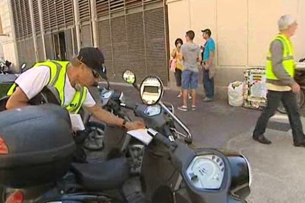 A Montpellier, les agents de la sécurité routière distribuent des lettres sur les guidons des 2 roues pour inciter les motards à la prudence l'été 