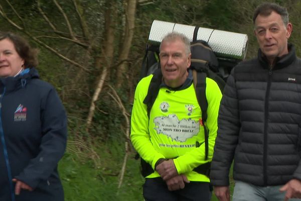 Christian Rey, marcheur pour l'association Rêves, va parcourir 2000 km à travers la Bretagne pour récolter des dons.