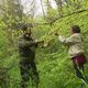 Les membres de l'association Pep'suc récoltent les graines des arbres pour des futures haies en Haute-Loire.