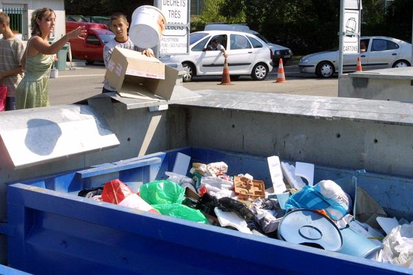 A partir du lundi 11 mai, les déchetteries de la Métropole de Lyon rouvriront au public avec des horaires étendus : de 8h30 à 18h du lundi au vendredi, de 8h30 à 18h30 le samedi et de 9h à 12h le dimanche.