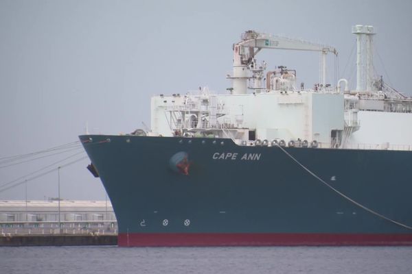 Le terminal méthanier flottant est amarré quai de Bougainville dans le port du Havre