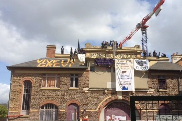 Des occupants de la salle de la Cité, présents sur le toit