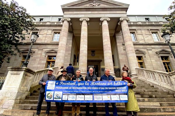 Militants d'une association pour la protection de l'environnement devant le tribunal de Limoges le 12-05-2023 à l'occasion du procès d'Eyrein Industrie pour pollution de la rivière Montane.