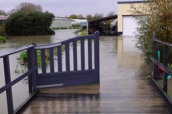 Des secteurs de l'Audomarois, comme ici à Saint-Omer, sont toujours inondés.