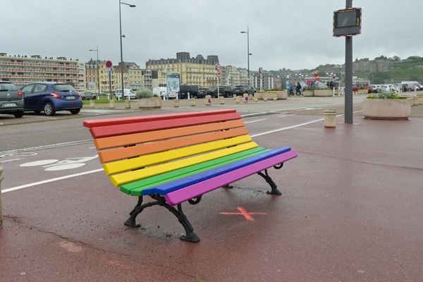 Plusieurs actes de vandalisme ont eu lieu à Dieppe après les élections législatives. Un banc aux couleurs arc-en-ciel de la communauté LGBT a été repeint en noir.