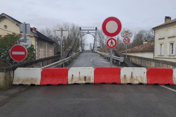 Le pont suspendu de Saint-Denis-de-Pile en Gironde, construit en 1941, a été fermé à cause de sa vétusté. Sa fermeture définitive est confirmée depuis le 26 mars 2024.