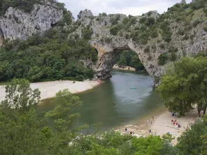 Les zones de baignade surveillée peuvent changer, et sont délimitées par les secouristes en fonction des courants et du niveau de l'eau.