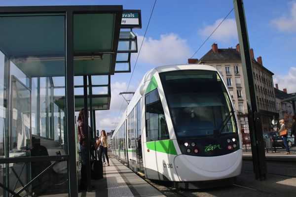 Plusieurs lignes de bus et de tramway ont été déviées à cause des violences urbaines de ces dernières nuits.