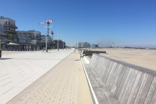 La digue de Malo-Dunkerque, vide en temps de confinement