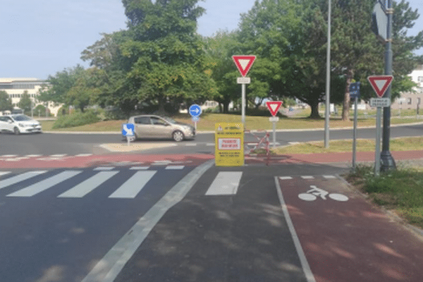 Le rond-point du Débarquement, situé entre Caen et Saint-Contest (Calvados), a été inauguré le jeudi 17 octobre 2024. Il s'agit du premier giratoire à la hollandaise du territoire de la communauté urbaine Caen-la-Mer. On vous explique comment il fonctionne.