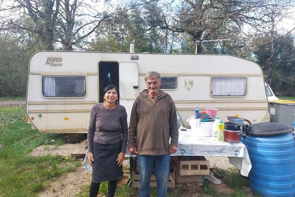 Arlette et Jean-Claude Meyer, devant leur caravane, à Ranchot. Dans quelques mois, ils pourraient être amenés à quitter le terrain.