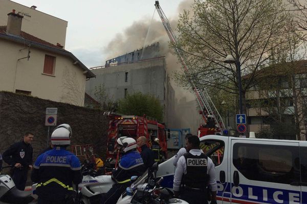 Important incendie à Chamalières (63) suite à l'explosion de deux bouteilles de gaz. 