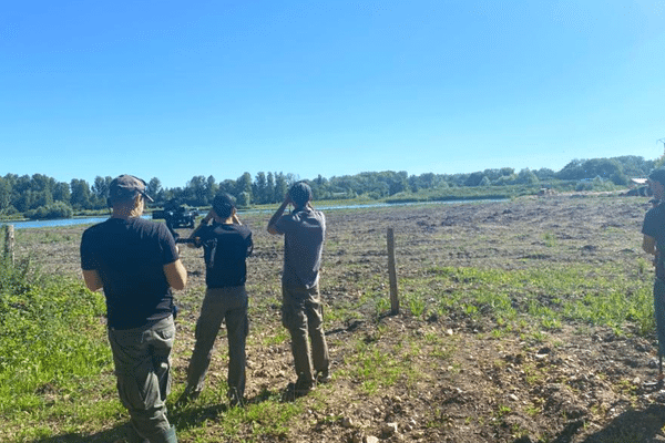 Tony Chevalier avec Cyril Hue et son équipe de tournage sur le site de l'ancienne carrière d'exploitation de sable à Dordives (Loiret)