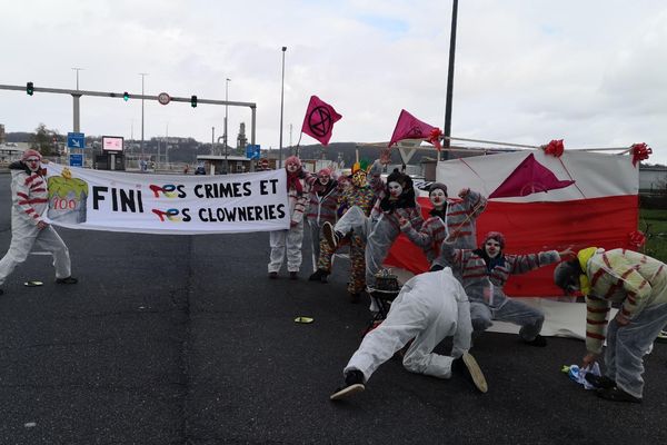 Extinction Rebellion a ironiquement organisé un goûter d'anniversaire pour la raffinerie qui célèbre ses 100 ans.