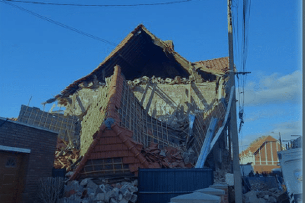 Le toit de la maison a glissé, emporté par les gravats