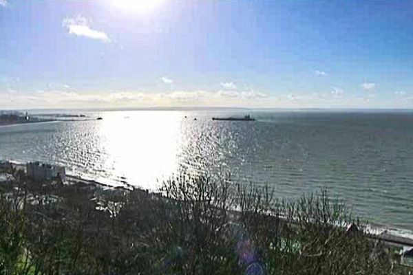 Le bloc de défense de la seconde guerre se situe au pied d'une falaise de Sainte-Adresse