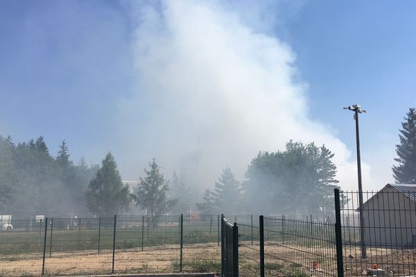 Un feu accidentel de déchets à l'usine d'incinération de Rosière d'Égletons (19) a nécessité l'intervention d'une quarantaine de pompiers ce jeudi 25 juillet.