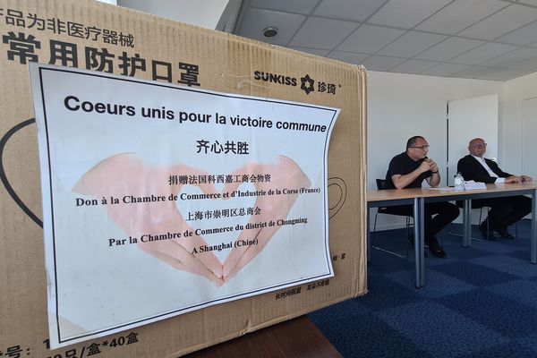 Le carton de masques envoyés par la Chine en Corse.