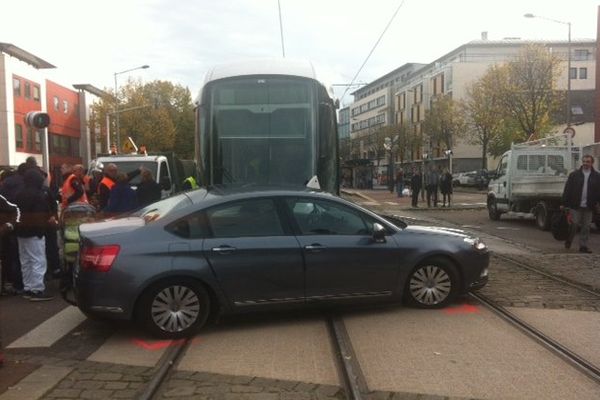 L'accident s'est produit vers 12h30 sur la rive gauche de Rouen à hauteur de la station Europe.