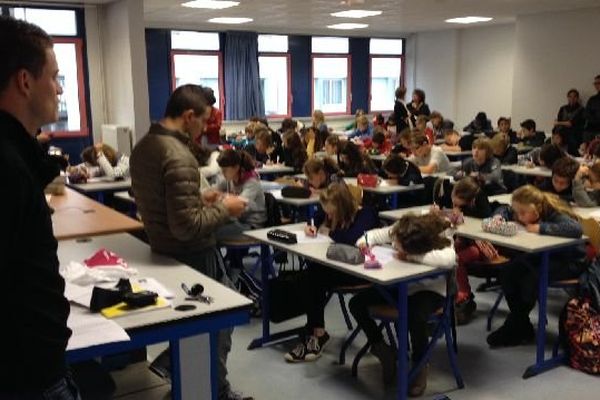 Pierrick Capelle et Hugo Videmont, du Clermont foot, à la dictée ELA au collège Ste Thècle de Chamalières