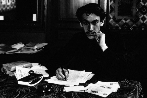 L'écrivain Louis Pergaud et sa table d'écriture