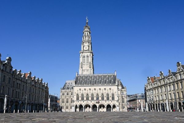 La place des Héros à Arras et ses nombreux commerces et restaurants actuellement fermés.