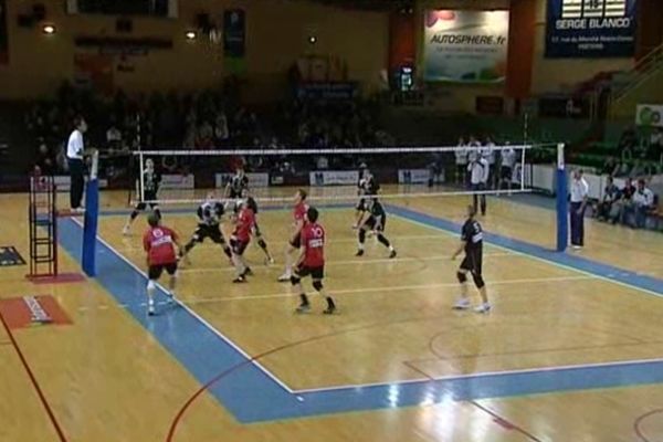 Les joueurs du Stade Poitevin ont dominé ceux d'Halluin sur le parquet.