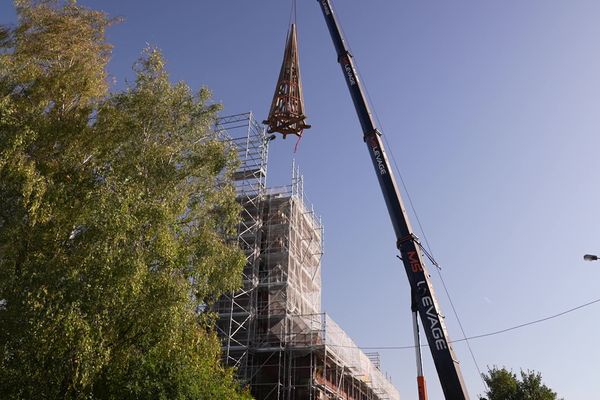 Après quatre mois de rénovation, la flèche du clocher a retrouvé sa place au sommet de l'église de Merville-au-Bois à Ailly-sur-Noye.