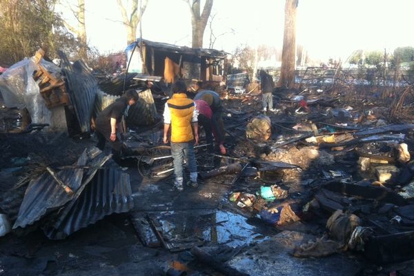 Les huit logements de fortune ont été ravagés par les flammes.