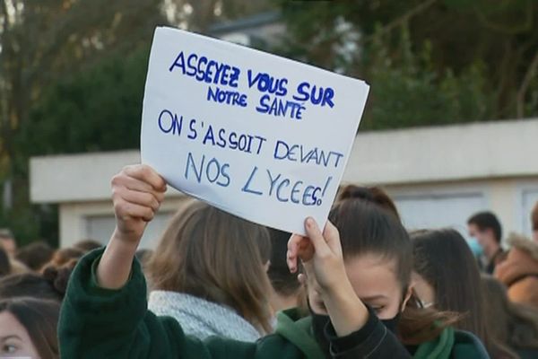 Les lycéens de Pont L'Abbé réclament le renforcement du protocole sanitaire