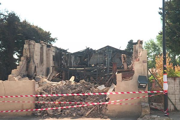 L'incendie qui a ravagé l'atelier de coutellerie à Saint-Laurent-des-Arbres, dans le Gard, dans la nuit du 5 au 6 juillet 2023.