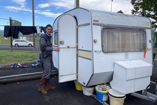 Sur le parking du Sommet de l'Elevage de Clermont-Ferrand, de nombreux agriculteurs dorment dans des caravanes ou des couchages de fortune, façon camping à la ferme.