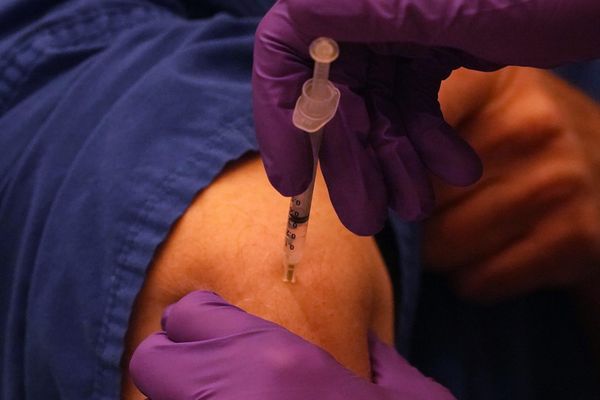 Au moment où le premier vaccin contre le Covid-19 est validé en Europe, 35 députés signent une tribune dans le JDD "pour en finir avec le discours antivaccin".