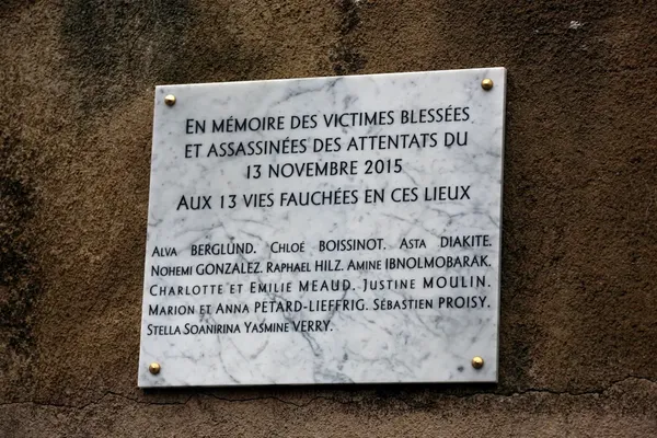 Une des plaques commémoratives en hommage aux victimes.