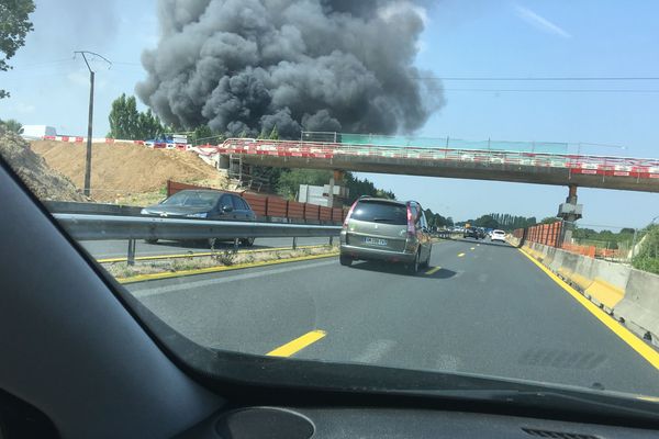 La fumée est visible depuis l'A13