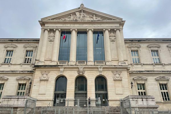 Le 16 mars 2017, il est 12h30 quand Kilian, élève en première L, fait irruption dans son lycée et blesse par balles cinq personnes dont le proviseur touché au bras qui a tenté de s’interposer.