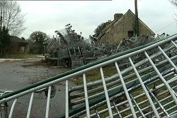 Les traces de la manifestation des producteurs de lait, dans la nuit du 22 au 23 février, dans le Finistère